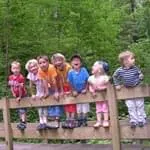 Kinder auf Brücke