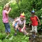 Kinder am Bach